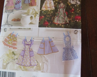 Simplicity 2748 Holiday APRON ORNAMENTS Sewing Pattern UNCUT