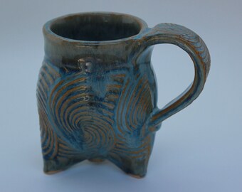 Tasse de café à trois pattes