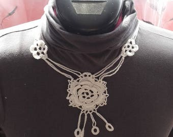 The Choker necklace with white flowers