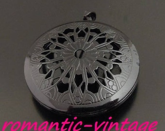 Gorgeous Locket picture photo, black metal, with its hanging 32mm