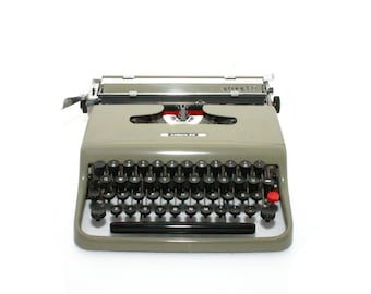 Typewriter Olivetti Lettera 22 1950 FIRST edition Taupe Embossed Logo Chrome Wooden Case Rar Rare Portable Qwerty Working Superior