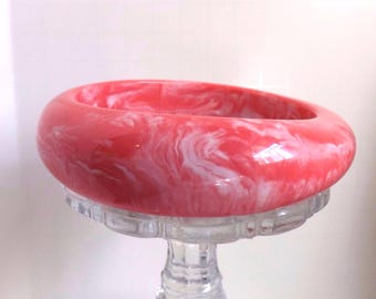 Vintage 1980s pink blush and white lucite bangle marbled asymmetrical chunky bracelet summer beach jewelry