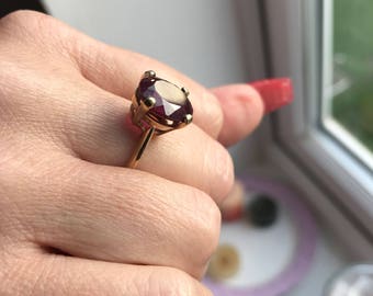 9ct Gold ring with Garnet Gemstone.