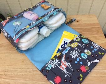 Giraffe diaper bag organizer, baby gift for new parents, new and larger nappy bag, diaper clutch with clear zipper pouch, grey diaper purse