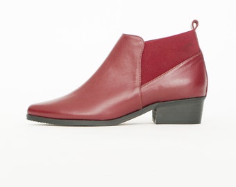 Burgundy boots // Burgundy shoes // Womens booties // Chelsea boots // Women boots // Leather shoes // Pointy ankle boots // Low heels