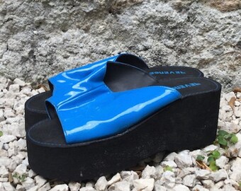 Ciabatte Vintage/ anni '90/ zeppa/ vernice/ nero e blu elettrico/ numero IT 39/ GB 6/ US 8.5/ Nuove/ Made in Italy