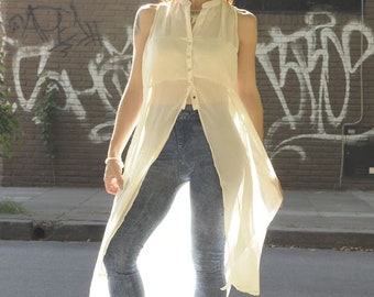 Elegant chiffon vest with mao collar and high closure.