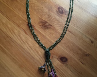 Beaded lariat with fushcias