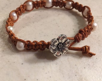 Brown Bracelet - Macrame Jewelry - White Pearl Gemstones - Leather - Fashion - Trendy - Beaded - Flower Button