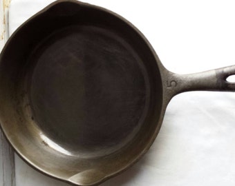 Vintage 1950s Unmarked Wagner Ware Skillet in excellent condition. Cleaned using electrolysis. Lightly oiled and seasoned. REDUCED PRICE