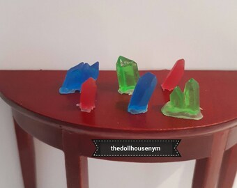 Miniature 1:12, set of 6 magic crystals, perfect for decorating our witch doll houses, magic stores or wizard scenes.