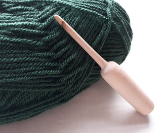 Hand-turned beech wood crochet hook size 5mm (US H-8)