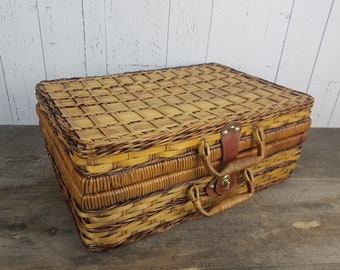 Vintage Large Picnic Basket Wicker with Fruit Fabric Interior & Leather Straps 18" x 11" x 7" Camping Rustic Boho Romantic Country Decor