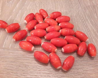 Red and white glass bead