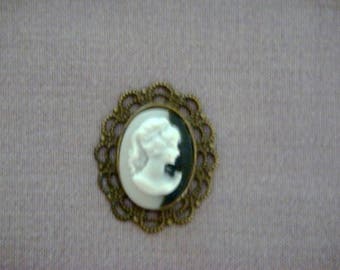 Set of 2 cameos in resin and brass.