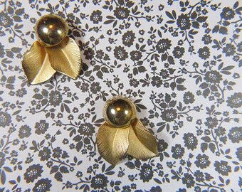 Vintage Gold Leaf Pierced Earrings - V-EAR-613 - Gold Pierced Earrings - Leaf Earrings