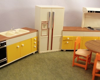 Tomy Dollhouse Kitchen 8 Pieces Miniature Furniture Homes & Garden Smaller Homes Vintage Toy 1970s SS