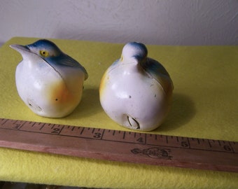Vintage plastic Made in Hong Kong salt and pepper shakers birds