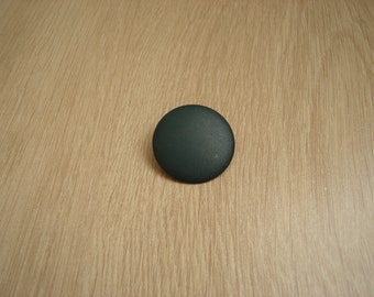 large button has matte green tail