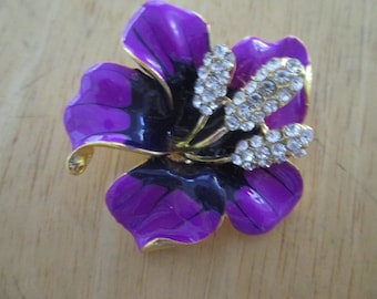 Vintage costume jewelry / rhinestone flower brooch
