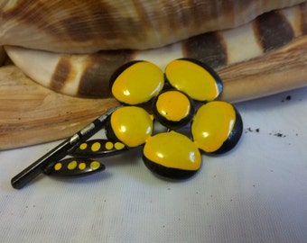 Vintage metal floral motif Daisy brooch with yellow and black enamel