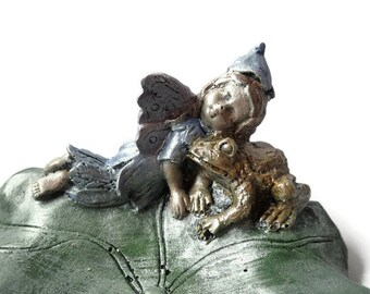 Fairy and Toad Garden Sculpture, Concrete Cement Lily Pad, Fairy Garden Decoration
