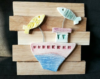 Wall decor in ceramic and wood