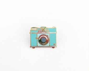 Retro Camera / Enamel Pin