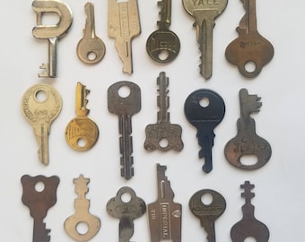 Vintage Small Keys / Instant Collection / 18 pieces