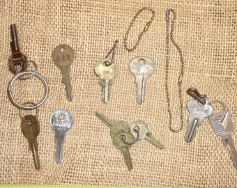 Lot of 11 vintage keys
