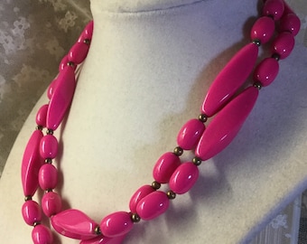 Simple Design Single Strand Deep Dark Pink Lucite Bead Necklace Unsigned 1960’s 1970’s Oval Elongated Beads Day Casual Wear Feminine Woman