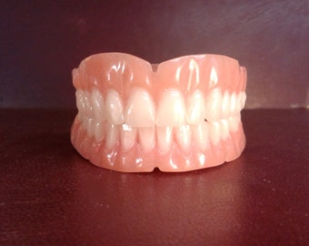 Dentures, set of false teeth medium