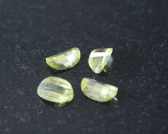 2 small faceted glass beads. (ref:2699).