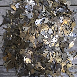 Mystery Lot of 25 Vintage Keys