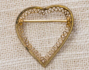 Gold Heart Brooch Small Filigree Wire Design Vintage Broach Pin 7BZ