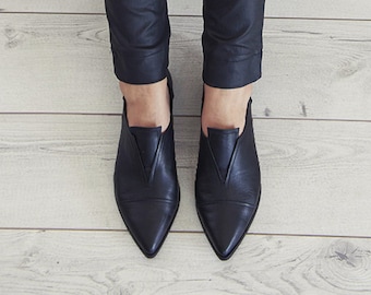 Pointy Flat black leather handmade shoes / Stella shoes