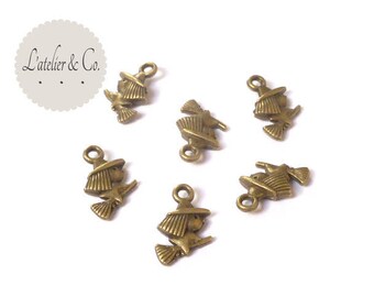 10 witch on her broom 15x10mm bronze halloween BLQB 20 charms