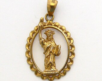 Vintage New York Statue Of Liberty Pendant Charm Jewelry in 14k Yellow Gold