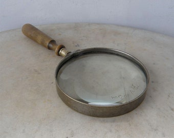 MAGNIFYING GLASS Wood Handle Good Magnification Vintage 3 1/2" Magnifier Brass Ferrule Metal Rim Optical Instrument Reading Spyglass 1920's