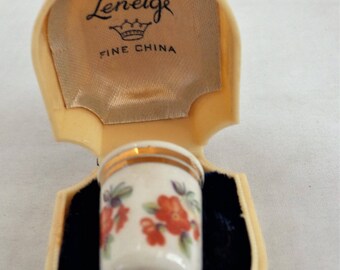 Vintage Collectors Thimble in Case by Leneige