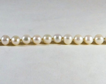 Immaculate 14k White Gold and Lustrous White Pearl Bracelet