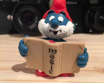 Vintage papa smurf holding magic book 2.0174