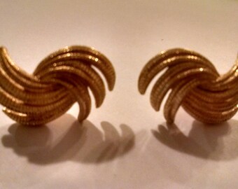Excellent Monet Clip On Earrings,Gifts for Her,Monet Signature,Signed Earrings, Monet Gold Clip Ons,Vintage Earrings, Vintage Jewelry, Monet