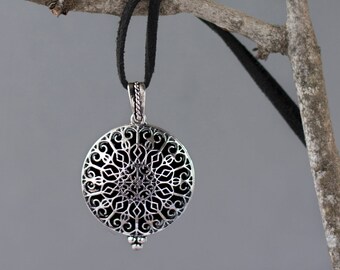 Aromatherapy Jewelry, Essential Oil Diffuser Necklace, Diffuser Locket, Oil Necklace, Essential Oil Accessories, Mandala Necklace, Wool felt