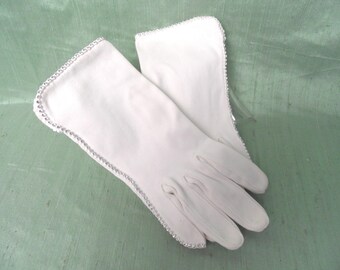 White cotton wrist length gloves with rhinestones / vintage Crescendoe short women's gloves 6 1/2