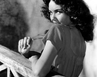 JENNIFER JONES PHOTO #6