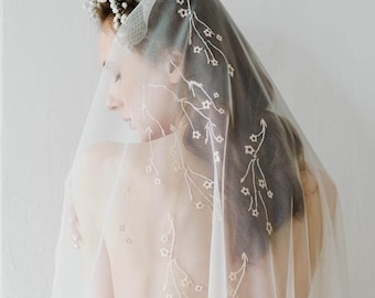 Off-white waltz wedding veil with floral ornament embroidery