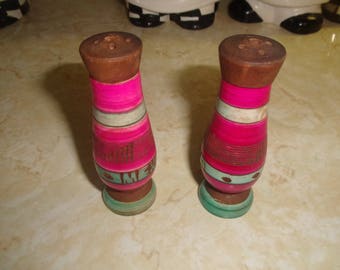 vintage pair salt pepper shakers wood pink turquoise band