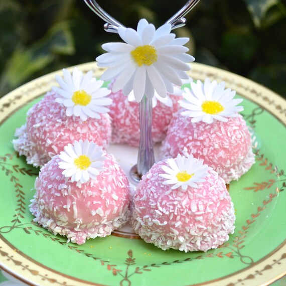 Edible White Daisies 3D Flowers Wafer Paper Boho Wedding Cake Decorations Rustic Spring Easter Daisy Birthday Cupcake Toppers Cookie Yellow Edible White Daisies 3D Flowers Wafer Paper Boho Wedding Cake Decorations Rustic Spring Easter Daisy Birthday Cupcake Toppers Cookie Yellow