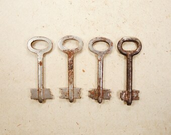 Vintage Metal Key - Rusty keys - Steampunk Supplies - Set of 4 - k36